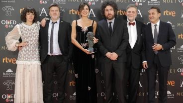 El equipo de "El ciudadano ilustre", tras recibir el premio.