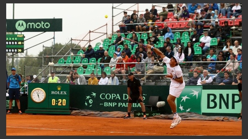 Berlocq saca en el Parque Sarmiento.