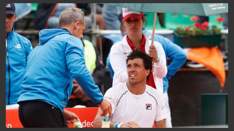 Orsanic dialoga con Berlocq en un interrumpido partido.