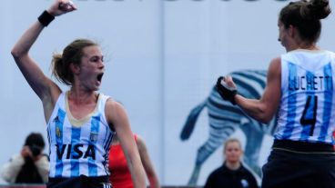 Rebecchi, festejando uno de sus tantos goles con Las Leonas