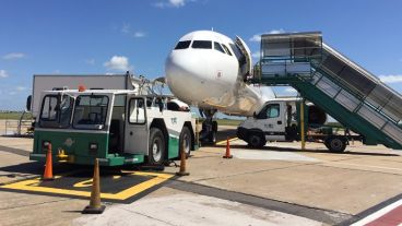 "Las mismas calles de rodaje agrietadas y el mismo tractor para remolcar aviones”, se quejó Giuliano.