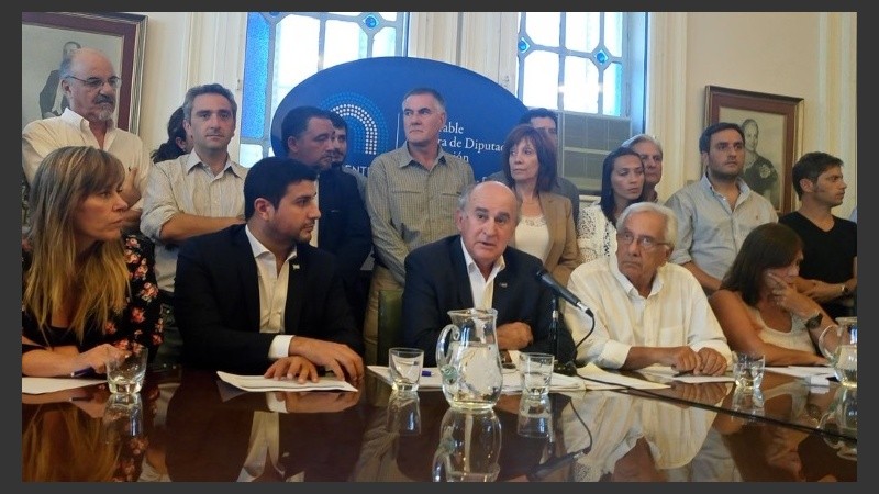 Los diputados del Frente para la Victoria dieron una conferencia de prensa junto a Parrilli.