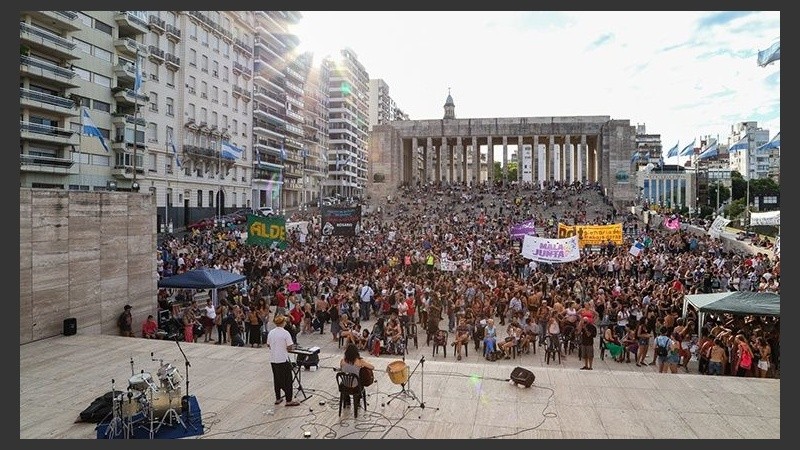 Tetas al aire por un reclamo común en el Monumento a la Bandera. (Alan Monzón/Rosario3.com)