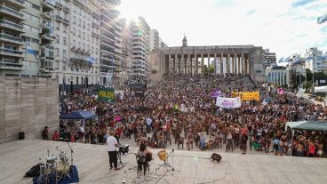 Tetas al aire por un reclamo común en el Monumento a la Bandera. (Alan Monzón/Rosario3.com)