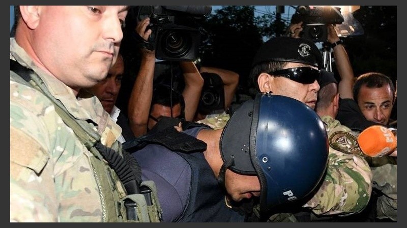 Con casco y custodiado, así trasladaban al presunto asesino