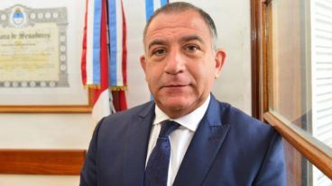 Luis Juez, anoche, pidiendo "por favor" que se juegue el partido