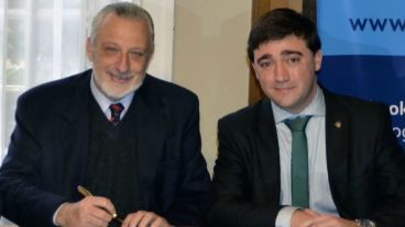 El ministro Silberstein junto a Matías Figueroa Escauriza, de Asuntos Registrales .