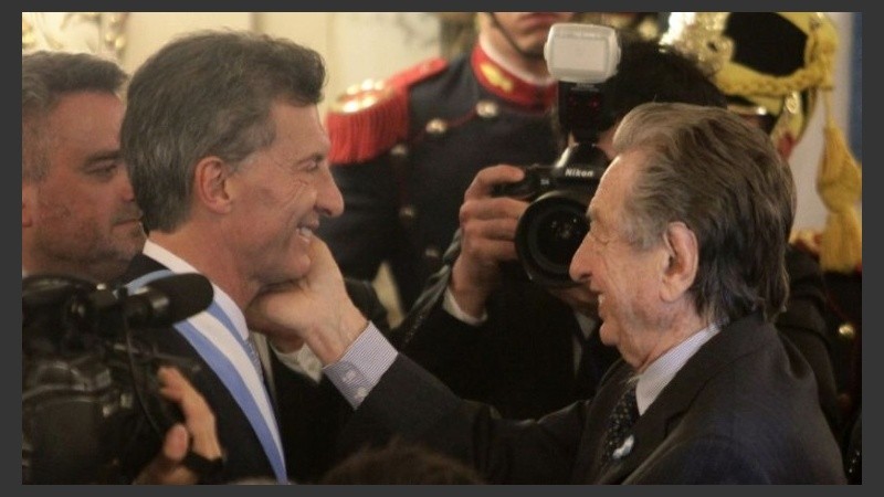 Una medida del gobierno de Macri que beneficia a su padre. 