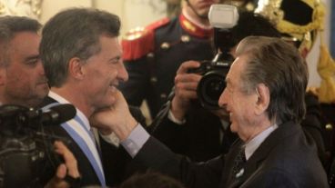 Una medida del gobierno de Macri que beneficia a su padre.