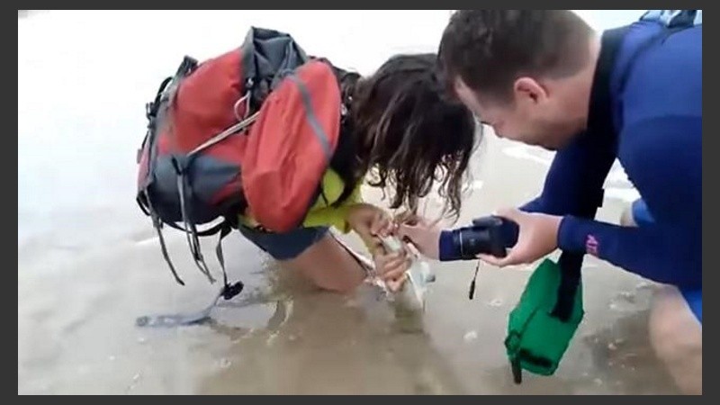 La chica necesitó la ayuda de su novio para librarse del 