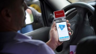 Los coches habilitados cuentan con un dispositivo para pasar el plástico.