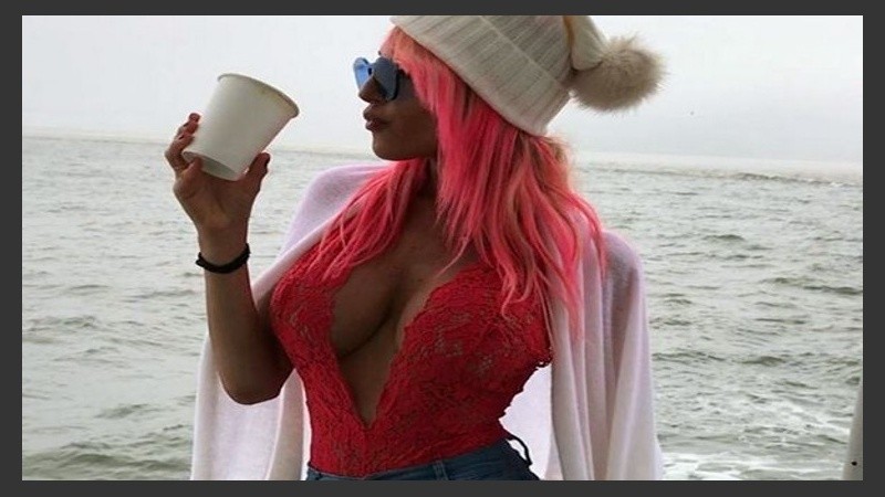 Vicky Xipolitakis con un look extravagante en una cárcel en EE.UU