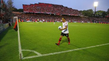 Maxi Rodríguez va a patear un córner. El capitán jugó todo el partido.