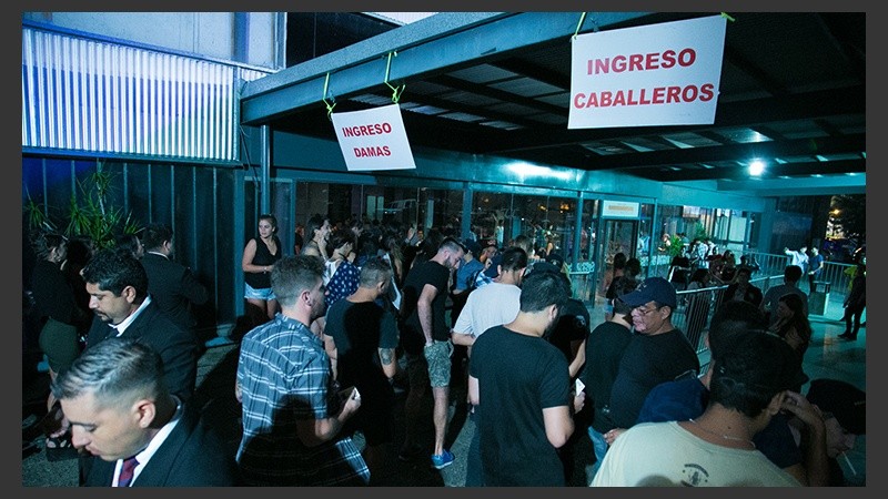 Mujeres y hombres separados para ingresar al predio este fin de semana.