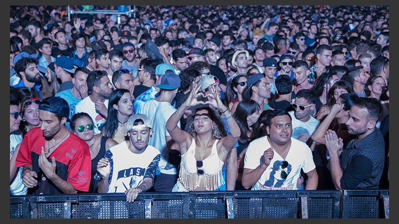 Una multitud asistió a la fiesta en el salón Metropolitano ante un estricto control de seguridad.