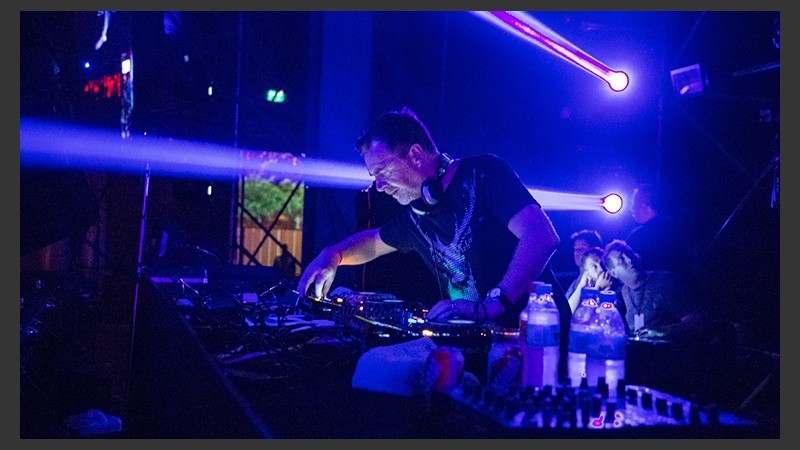 El DJ británico Nick Warren en Rosario.
