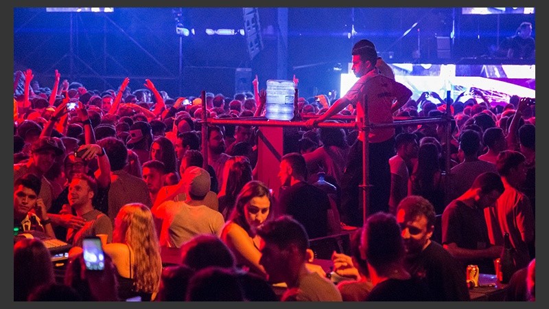 Una de las torres con un botellón de agua para hidratar a los asistentes.