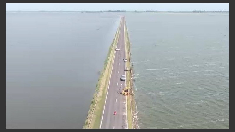 La ruta atraviesa la laguna de este a oeste.