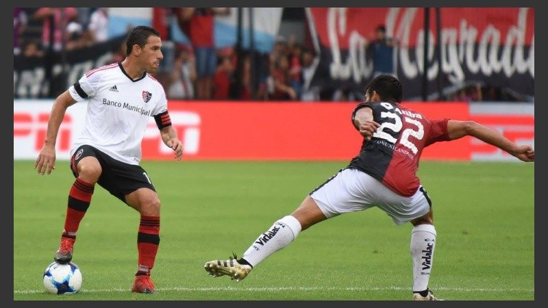 Maxi controla la pelota ante la marca del paraguayo Torres