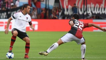 Maxi controla la pelota ante la marca del paraguayo Torres