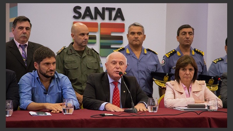 Bullrich junto a Lifschitz, Pullaro y jefes policiales. 