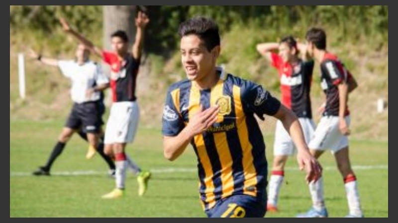 Rivas festeja su gol en un clásico de inferiores.