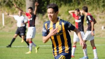 Rivas festeja su gol en un clásico de inferiores.