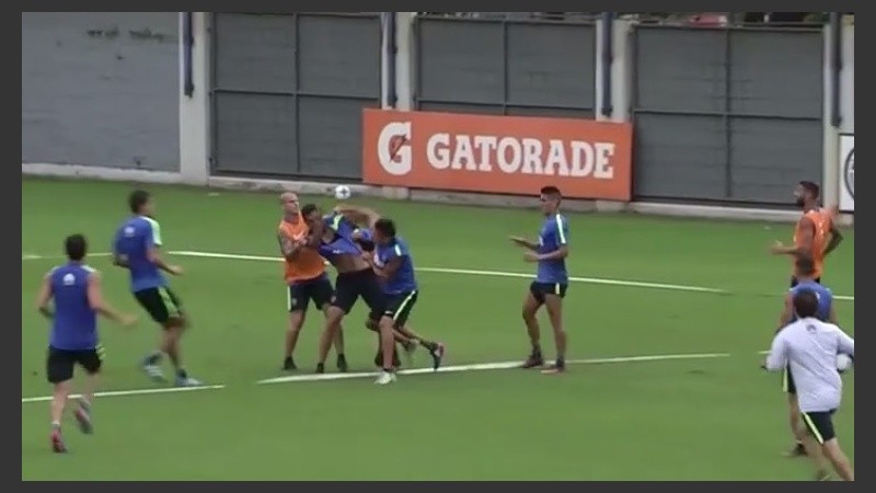 Los defensores, a las piñas.