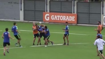 Los defensores, a las piñas.