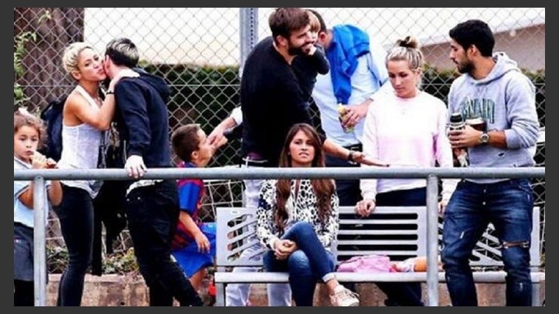 Shakira saluda a Messi, pero Antonella mira para otro lado. 