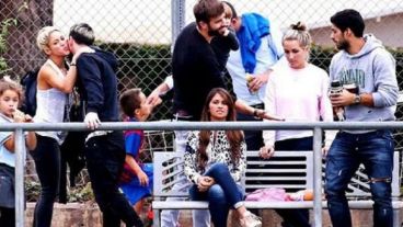 Shakira saluda a Messi, pero Antonella mira para otro lado.