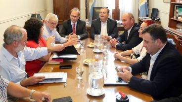 Farías y Saglione en el centro de la mesa de negociación.