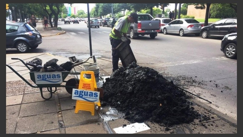 La empresa continuará con el operativo de limpieza de bocas de tormenta.