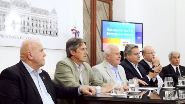 El gobernador y los funcionarios del gabinete en la presentación de la agenda.