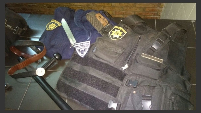 Las prendas que la policías les secuestró a los falsos agentes. 