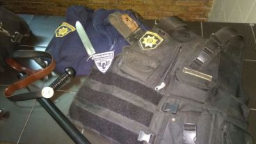 Las prendas que la policías les secuestró a los falsos agentes.