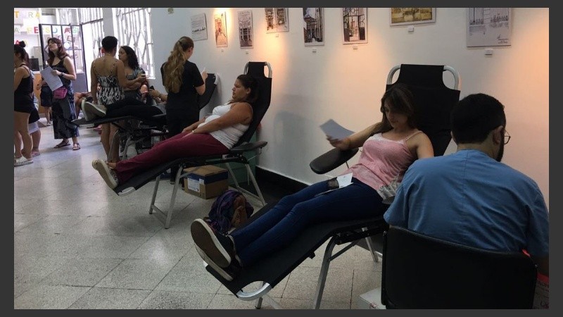 Muchas personas donaron sangre y pelo en la Plaza Pringles.