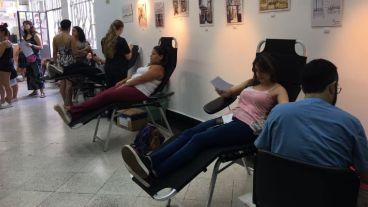 Muchas personas donaron sangre y pelo en la Plaza Pringles.