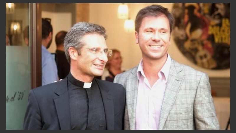 Krzysztof Charamsa junto a su pareja, Eduard. 