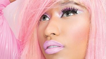 Nicky Minaj casi siempre prefiere un make up súper exagerado.