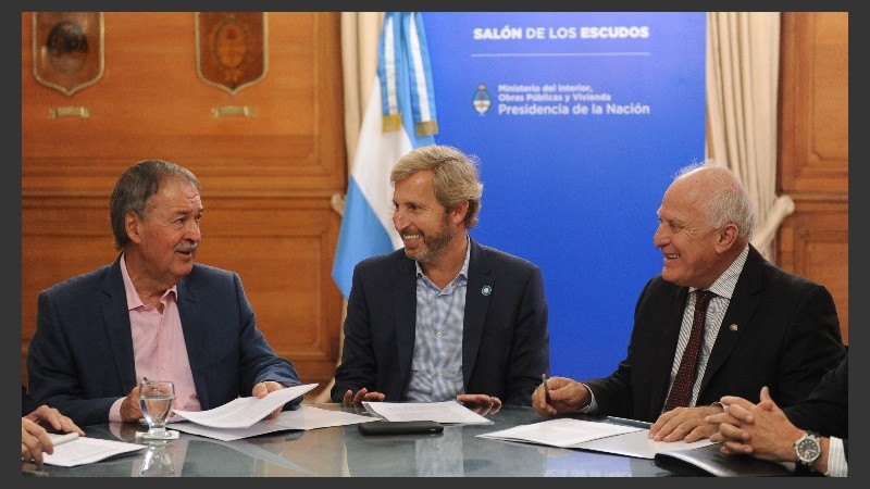 Lifschitz, Schiaretti y Frigerio en la firma de la licitación de las obras hídricas.