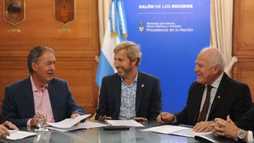 Lifschitz, Schiaretti y Frigerio en la firma de la licitación de las obras hídricas.