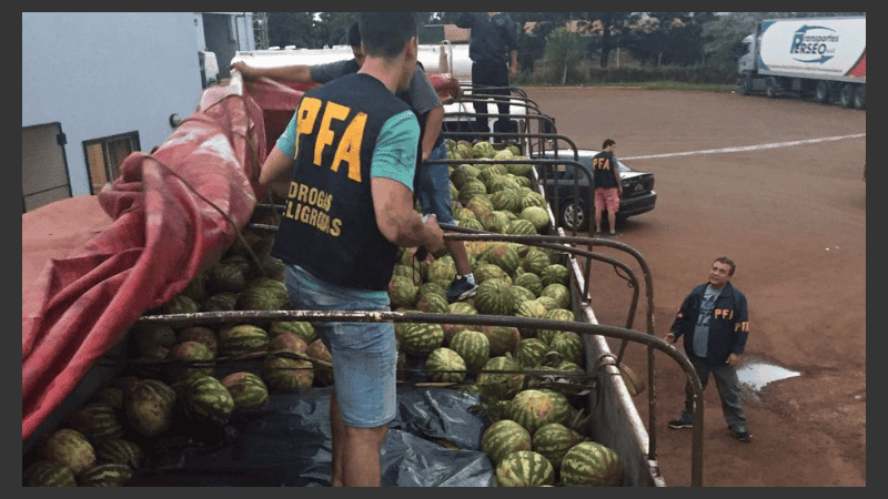 Secuestraron 7 toneladas de sandía con marihuana en su interior.