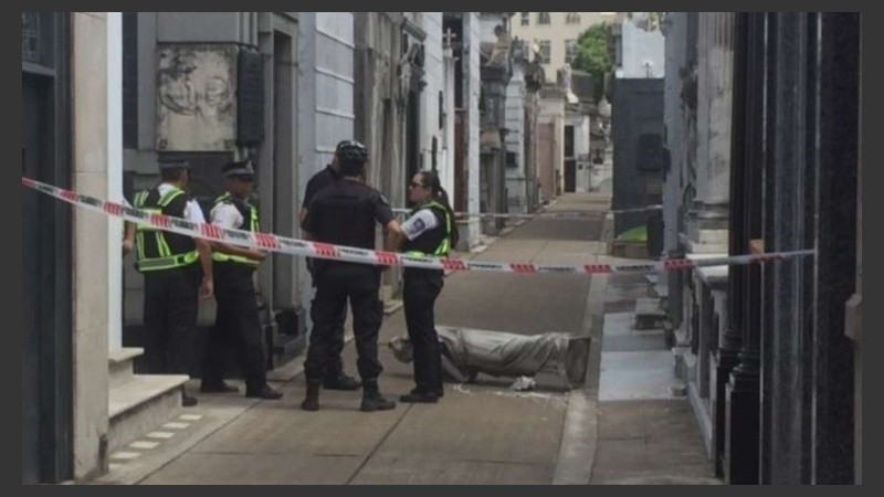 Así quedó la estatua que aplastó al turista español. 