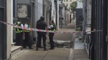 Así quedó la estatua que aplastó al turista español.