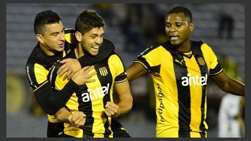Leyes y un festejo de gol con Peñarol.