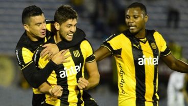 Leyes y un festejo de gol con Peñarol.