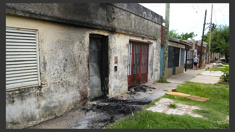 Ante las constantes agresiones, los vecinos quemaron el frente de la casa. 
