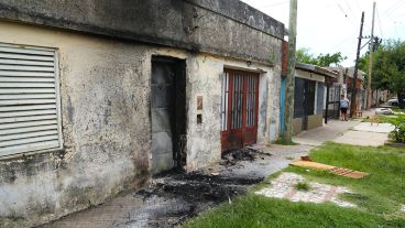 Ante las constantes agresiones, los vecinos quemaron el frente de la casa.