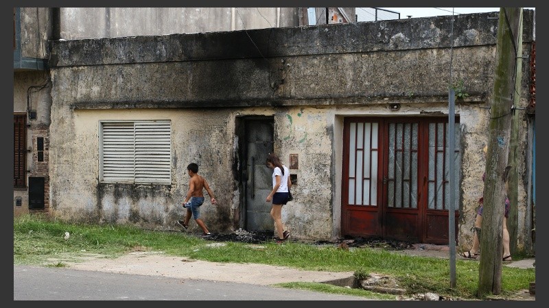 Ante las constantes agresiones, los vecinos quemaron el frente de la casa. 